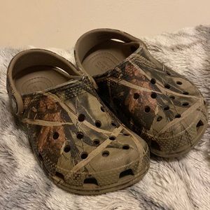 Camo colored crocs size 9 toddler